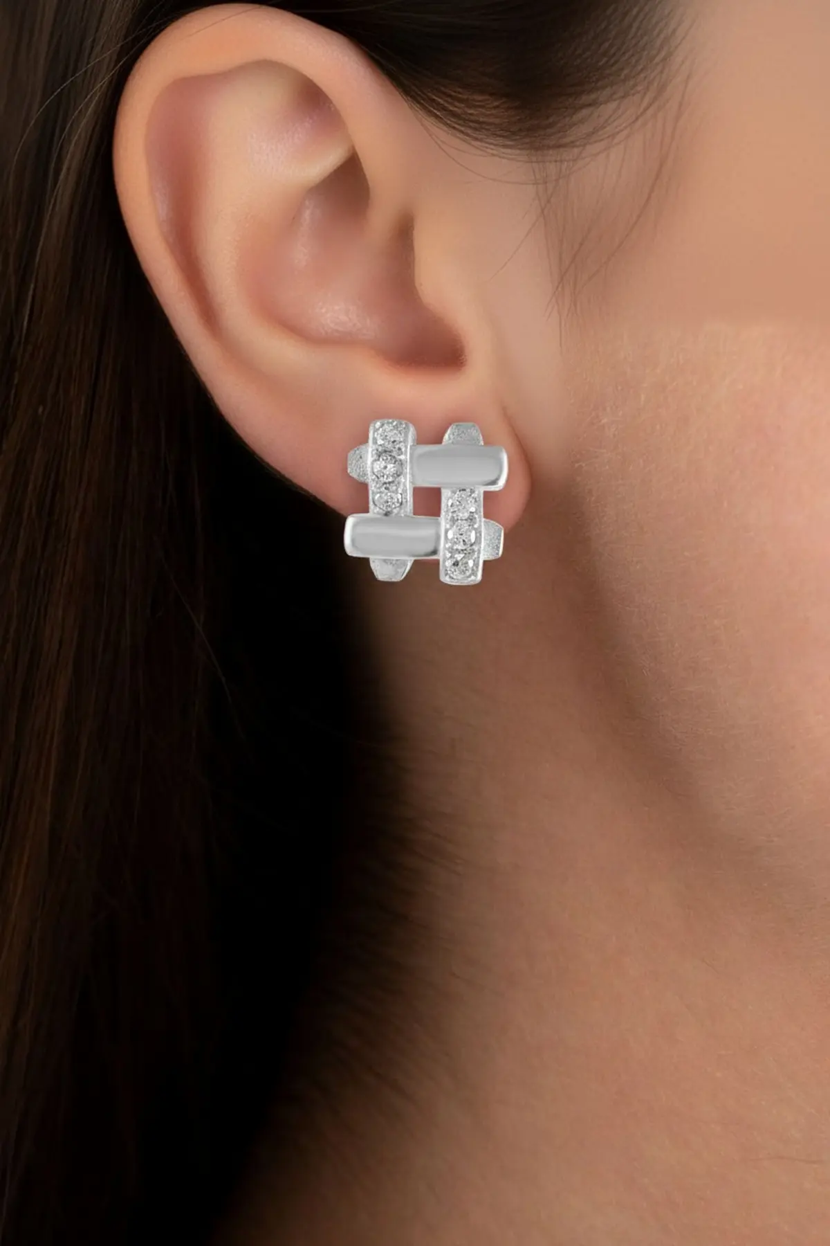 Suspended Octagon Link: Clean, angular shapes connected by fine, fixed joints.