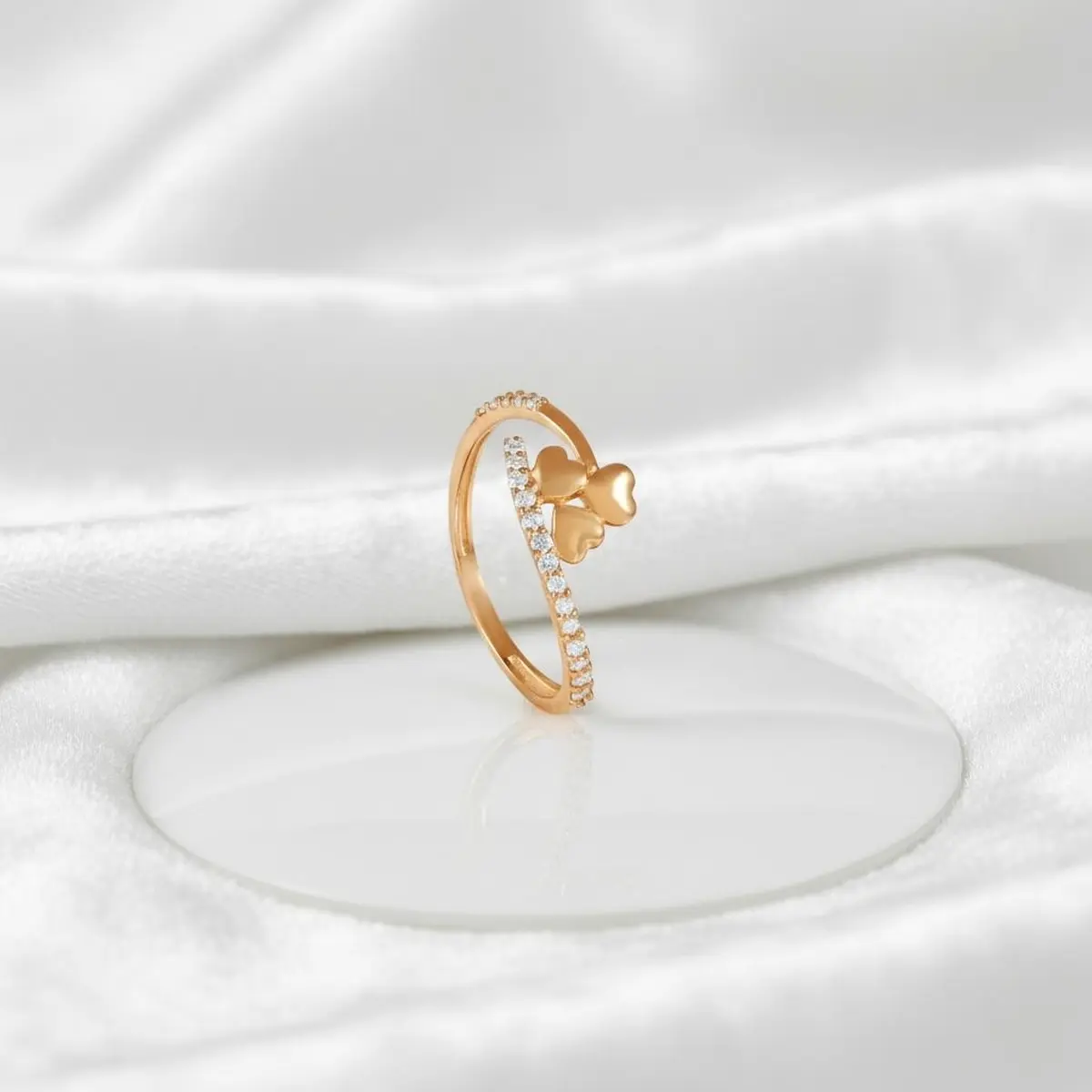 Aurora Royale Crown Ring crown design with aurora-like sparkle.